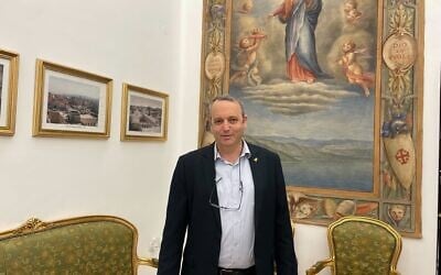 Le député Gilad Kariv (Avoda) en visite au Patriarcat latin de Jérusalem pour présenter ses condoléances à la suite du décès du pape François, le 23 avril 2025. (Crédit : Rossella Tercatin/Times of Israel)