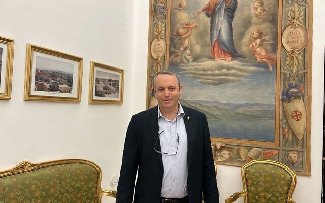 Le député Gilad Kariv (Avoda) en visite au Patriarcat latin de Jérusalem pour présenter ses condoléances à la suite du décès du pape François, le 23 avril 2025. (Crédit : Rossella Tercatin/Times of Israel)