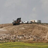 Des engins de terrassement préparent le terrain pour ce qui semble être un nouvel avant-poste illégal dans la région des collines du sud d'Hébron en Cisjordanie, juste en face du hameau palestinien de Khirbet Zanuta, le 10 mars 2024. (Crédit : Jeremy Sharon / The Times of Israel)