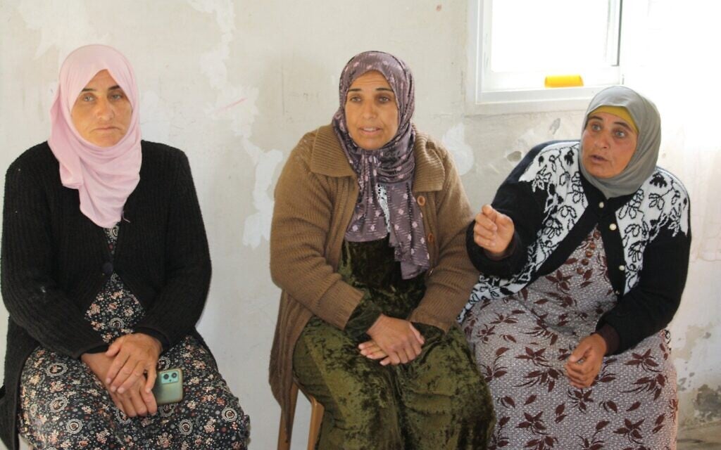 Tharwat Issam Muhammad (au centre), Maysoun Ahmad Issa Hammad (à droite) et une autre habitante du hameau de Jinba, en Cisjordanie, racontant l'agression présumée de résidents d’implantations et de l'armée israélienne contre leur habitation, le 30 mars 2025. (Crédit : Jeremy Sharon/The Times of Israel) Tharwat Issam Muhammad (au centre), Maysoun Ahmad Issa Hammad (à droite) et une autre habitante du hameau de Jinba, en Cisjordanie, racontant l'agression présumée de résidents d’implantations et de l'armée israélienne contre leur habitation, le 30 mars 2025. (Crédit : Jeremy Sharon/The Times of Israel)