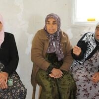 Tharwat Issam Muhammad (au centre), Maysoun Ahmad Issa Hammad (à droite) et une autre habitante du hameau de Jinba, en Cisjordanie, racontant l'agression présumée de résidents d’implantations et de l'armée israélienne contre leur habitation, le 30 mars 2025. (Crédit : Jeremy Sharon/The Times of Israel)