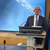 Le gouverneur de la Banque centrale d'Israël, Amir Yaron, prend la parole lors d'une conférence de presse à Jérusalem, le 7 avril 2025. (Sharon Wrobel/Le Times of Israel)