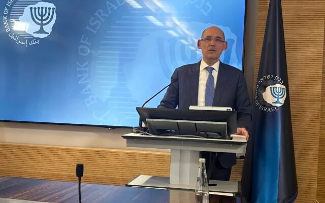 Le gouverneur de la Banque centrale d'Israël, Amir Yaron, prend la parole lors d'une conférence de presse à Jérusalem, le 7 avril 2025. (Sharon Wrobel/Le Times of Israel) Le gouverneur de la Banque centrale d'Israël, Amir Yaron, prend la parole lors d'une conférence de presse à Jérusalem, le 7 avril 2025. (Sharon Wrobel/Le Times of Israel)