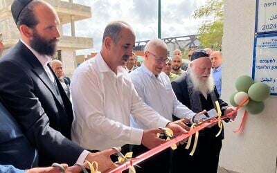 Le maire de Mazraa, Fouad Awad (2ᵉ en partant de la gauche), et le ministre du Logement, Yitzhak Goldknopf (tout à droite), lors d'une cérémonie d'inauguration à Mazraa, le 9 avril 2025. (Crédit : Diana Bletter/Times of Israel)