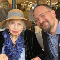 Rita Krasimow, finaliste du concours de beauté Miss Survivante de la Shoah 2018 et l'une des protagonistes principales du film « Miss Holocaust Survivor », aux côtés du réalisateur Radek Wegrzyn lors de la projection du documentaire, à Haïfa, le 22 avril 2025. (Crédit : Diana Bletter/Times of Israel)