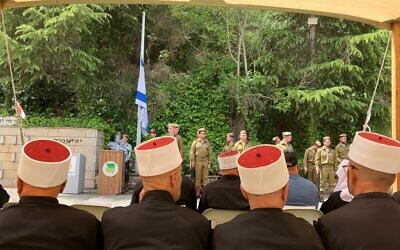 Des dirigeants de la communauté druze rassemblés au cimetière militaire de Hurfeish, le 30 avril 2025. (Crédit : Diana Bletter/Times of Israel)
