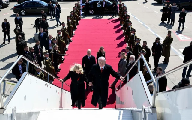 Le Premier ministre Benjamin Netanyahu (à droite) et son épouse Sara montent à bord d'un avion à Budapest en route pour Washington DC, le 6 avril 2025 (Crédit : Avi Ohayon/GPO) Le Premier ministre Benjamin Netanyahu (à droite) et son épouse Sara montent à bord d'un avion à Budapest en route pour Washington DC, le 6 avril 2025 (Crédit : Avi Ohayon/GPO)