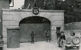 Des soldats américains gardent l'entrée principale du camp de concentration de Dachau, juste après la libération en 1945 (crédit photo : Archives nationales des États-Unis/Wikimedia Commons)