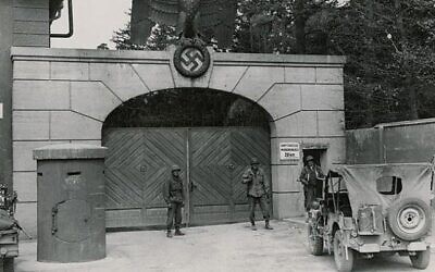 Des soldats américains gardent l'entrée principale du camp de concentration de Dachau, juste après la libération en 1945 (crédit photo : Archives nationales des États-Unis/Wikimedia Commons)