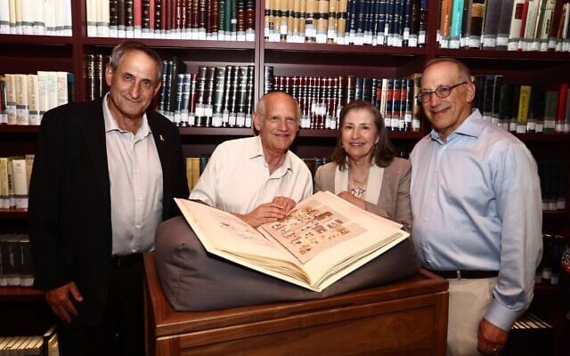 La Haggadah de David Moss offerte à la Bibliothèque nationale d'Israël, en août 2024. De gauche à droite : Sallai Meridor, président de la Bibliothèque Nationale d'Israël, l'artiste David Moss, et les donateurs Trudy Elbaum Gottesman et Bob Gottesman. (Crédit : Dor Pazuelo) La Haggadah de David Moss offerte à la Bibliothèque nationale d'Israël, en août 2024. De gauche à droite : Sallai Meridor, président de la Bibliothèque Nationale d'Israël, l'artiste David Moss, et les donateurs Trudy Elbaum Gottesman et Bob Gottesman. (Crédit : Dor Pazuelo)