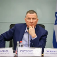Le député du Likud Yuli Edelstein préside une réunion de la Commission des Affaires étrangères et de la Défense de la Knesset, le 23 avril 2025. (Crédit : Noam Moskowitz, Bureau du porte-parole de la Knesset)