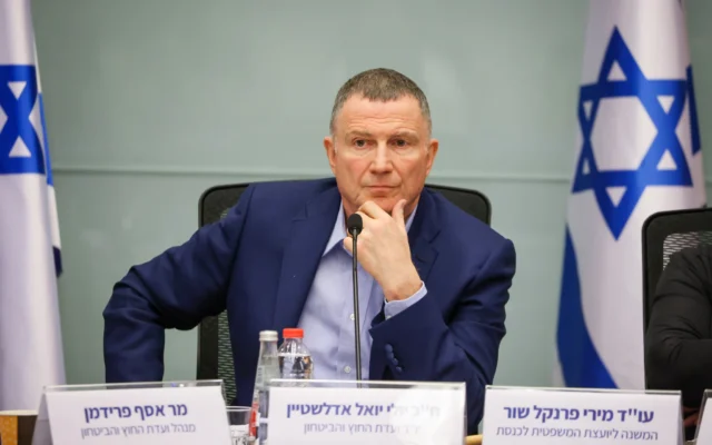 Le député du Likud Yuli Edelstein préside une réunion de la Commission des Affaires étrangères et de la Défense de la Knesset, le 23 avril 2025. (Crédit : Noam Moskowitz, Bureau du porte-parole de la Knesset)