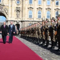 Le Premier ministre hongrois Viktor Orban (à gauche) et le Premier ministre Benjamin Netanyahu sont accueillis par une garde d'honneur militaire le 3 avril 2025 à Budapest, en Hongrie. (Crédit : Avi Ohayon / GPO)