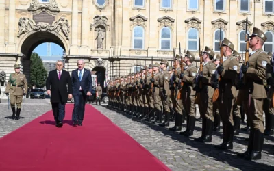Le Premier ministre hongrois Viktor Orban (à gauche) et le Premier ministre Benjamin Netanyahu accueillis par une garde d'honneur militaire, à Budapest, en Hongrie,  le 3 avril 2025. (Crédit : Avi Ohayon/GPO)