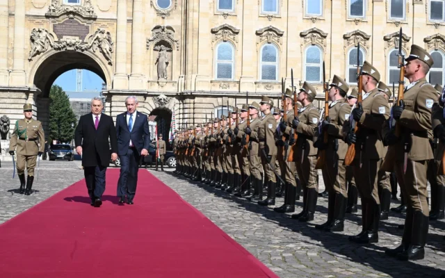 Le Premier ministre hongrois Viktor Orban (à gauche) et le Premier ministre Benjamin Netanyahu accueillis par une garde d'honneur militaire, à Budapest, en Hongrie, le 3 avril 2025. (Crédit : Avi Ohayon/GPO) Le Premier ministre hongrois Viktor Orban (à gauche) et le Premier ministre Benjamin Netanyahu accueillis par une garde d'honneur militaire, à Budapest, en Hongrie, le 3 avril 2025. (Crédit : Avi Ohayon/GPO)