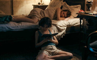 Une scène du film "La Chambre de Mariana", une adaptation du roman d'Aharon Appelfeld par Emmanuel Finkiel. (Crédit : Cinéfrance/Autorisation)