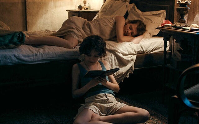 Une scène du film "La Chambre de Mariana", une adaptation du roman d'Aharon Appelfeld par Emmanuel Finkiel. (Crédit : Cinéfrance/Autorisation)