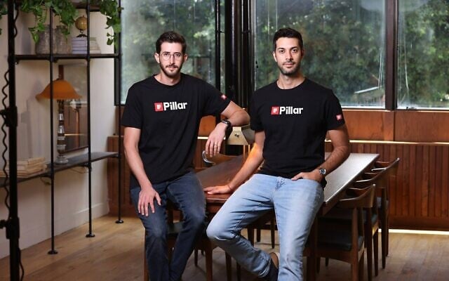 Dor Sarig (à droite) et Ziv Karliner, cofondateurs de la startup israélienne d'intelligence artificielle Pillar Security. (Autorisation)
