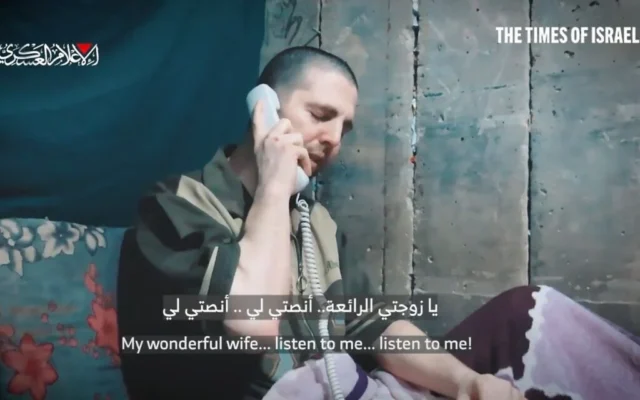 L'otage israélien Elkana Bohbot dans une vidéo de propagande du Hamas publiée le 19 avril 2025.