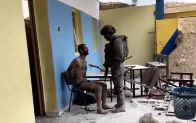 Un soldat de l'armée israélienne se tient debout devant un suspect palestinien à Gaza dans une séquence non datée téléchargée sur les réseaux sociaux le 2 février 2024. (Capture d'écran/X)