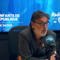 L'acteur et réalisateur Yvan Attal, invité sur Radio J dans l'émission « Les Enfants de la République » de Frédéric Haziza, le 30 mars 2025. (Capture d'écran Youtube / Radio J / utilisée conformément à l'article 27a de la loi sur le droit d'auteur)