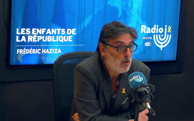 L'acteur et réalisateur Yvan Attal, invité sur Radio J dans l'émission « Les Enfants de la République » de Frédéric Haziza, le 30 mars 2025. (Capture d'écran Youtube / Radio J / utilisée conformément à l'article 27a de la loi sur le droit d'auteur) L'acteur et réalisateur Yvan Attal, invité sur Radio J dans l'émission « Les Enfants de la République » de Frédéric Haziza, le 30 mars 2025. (Capture d'écran Youtube / Radio J / utilisée conformément à l'article 27a de la loi sur le droit d'auteur)