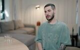 L'ex-otage Eliya Cohen s'adressant au micro de la chaîne N12 dans sa première interview depuis sa libération des geôles du Hamas en février, le 1ᵉʳ avril 2025. (Crédit : Capture d'écran/Chaîne N12 )