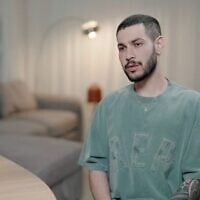 L'ex-otage Eliya Cohen s'adressant au micro de la chaîne N12 dans sa première interview depuis sa libération des geôles du Hamas en février, le 1ᵉʳ avril 2025. (Crédit : Capture d'écran/Chaîne N12 )