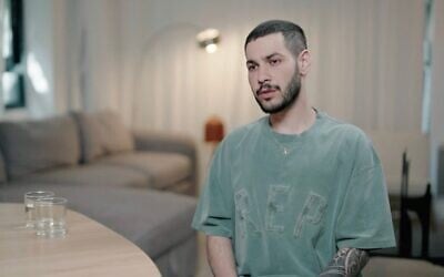 L'ex-otage Eliya Cohen s'adressant au micro de la chaîne N12 dans sa première interview depuis sa libération des geôles du Hamas en février, le 1ᵉʳ avril 2025. (Crédit : Capture d'écran/Chaîne N12 )
