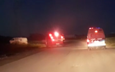 Des véhicules d'urgence balisés et avec les gyrophares allumés, dans une vidéo publiée par le Croissant-Rouge palestinien le 5 avril 2025 et qui aurait été filmée par un secouriste de Gaza quelques minutes avant que lui et 14 de ses collègues ne soient tués par les troupes israéliennes dans le sud de Gaza le 23 mars 2025. (Crédit : Capture d'écran/Croissant-Rouge palestinien)