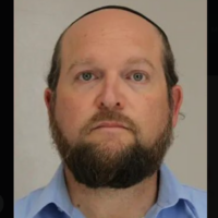 Le rabbin Yitzhak Meïr Sabo, 43 ans, directeur de la vie juive à l'Académie Akiba Yavneh de Dallas, au Texas, a été arrêté par la police de Dallas le 1ᵉʳ avril 2025, pour outrage aux mœurs sur mineur. (Crédit : Capture d'écran/X ; utilisée conformément à la clause 27a de la loi sur le droit d'auteur)