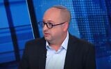 Le rédacteur en chef du Jerusalem Post, Zvika Klein, s'adressant aux journalistes de la chaîne N12, le 5 avril 2025. (Crédit : Capture d'écran/Chaîne N12)