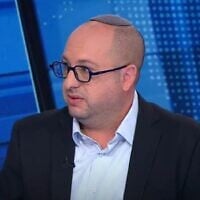 Le rédacteur en chef du Jerusalem Post, Zvika Klein, s'adressant aux journalistes de la chaîne N12, le 5 avril 2025. (Crédit : Capture d'écran/Chaîne N12)