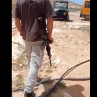 Un résident d'implantation armé dans le village de Tuba, en Cisjordanie, le 5 avril 2025. (Capture d’écran de X, utilisée conformément à l’article 27a de la loi sur les droits d’auteur)