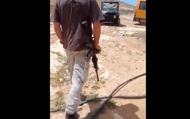 Un résident d'implantation armé dans le village de Tuba, en Cisjordanie, le 5 avril 2025. (Capture d’écran de X, utilisée conformément à l’article 27a de la loi sur les droits d’auteur) Un résident d'implantation armé dans le village de Tuba, en Cisjordanie, le 5 avril 2025. (Capture d’écran de X, utilisée conformément à l’article 27a de la loi sur les droits d’auteur)