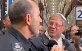 Le chef de la police israélienne, Daniel Levy, et le ministre de la Sécurité nationale, Itamar Ben Gvir, s'adressant aux journalistes lors d'un point presse, le 9 avril 2025. (Crédit : Capture d'écran/X ; utilisée conformément à l'article 27a de la loi sur le droit d'auteur)