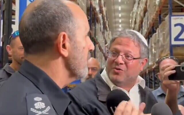 Le chef de la police israélienne, Daniel Levy, et le ministre de la Sécurité nationale, Itamar Ben Gvir, s'adressant aux journalistes lors d'un point presse, le 9 avril 2025. (Crédit : Capture d'écran/X ; utilisée conformément à l'article 27a de la loi sur le droit d'auteur) Le chef de la police israélienne, Daniel Levy, et le ministre de la Sécurité nationale, Itamar Ben Gvir, s'adressant aux journalistes lors d'un point presse, le 9 avril 2025. (Crédit : Capture d'écran/X ; utilisée conformément à l'article 27a de la loi sur le droit d'auteur)