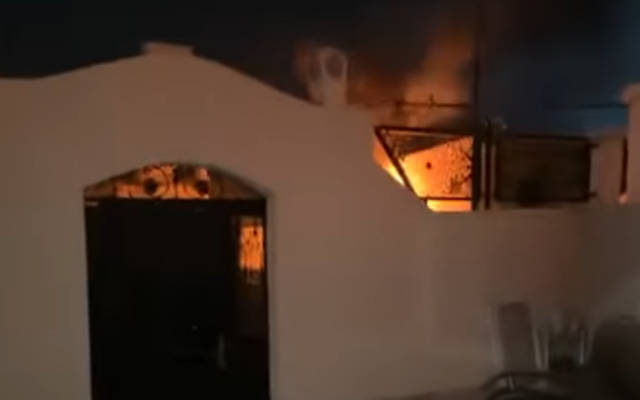 Plusieurs maisons en flammes, vraisemblablement à la suite d'un violent conflit entre clans bedouins rivaux, dans le village bédouin d'Ararat an-Naqab, également connu sous le nom d'Arara Banegev, dans le sud du pays, 9 avril 2025. (Crédit : Capture d'écran/Facebook ; utilisée conformément à l'article 27a de la loi sur le droit d'auteur) Plusieurs maisons en flammes, vraisemblablement à la suite d'un violent conflit entre clans bedouins rivaux, dans le village bédouin d'Ararat an-Naqab, également connu sous le nom d'Arara Banegev, dans le sud du pays, 9 avril 2025. (Crédit : Capture d'écran/Facebook ; utilisée conformément à l'article 27a de la loi sur le droit d'auteur)