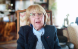 Arlette Testyler-Reimann, rescapée de la Shoah et présidente de l'Union des déportés d'Auschwitz, dans une vidéo datant du 3 décembre 2023. (Crédit : Capture d'écran/Youtube Léa Bordier ; utilisée conformément à l'article 27a de la loi sur le droit d'auteur)