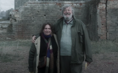 Lena Dunham (à gauche) et Stephen Fry, dans le film « Voyage avec mon père » de Julia von Heinz, sorti en France le 9 avril 2025. (Capture d'écran Youtube / Haut et Court / utilisée conformément à l'article 27a de la loi sur le droit d'auteur)