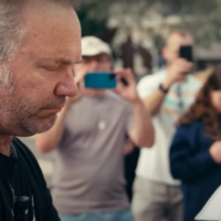 Le chanteur-compositeur américain John Ondrasik, plus connu sous son nom de scène Five for Fighting, joue du piano sur la Place des otages de Tel Aviv, dans une capture d’écran de la vidéo de la version remaniée de sa chanson de 2000 « Superman », sortie le 14 avril 2025.