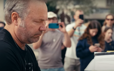 Le chanteur-compositeur américain John Ondrasik, plus connu sous son nom de scène Five for Fighting, joue du piano sur la Place des otages de Tel Aviv, dans une capture d’écran de la vidéo de la version remaniée de sa chanson de 2000 « Superman », sortie le 14 avril 2025.
