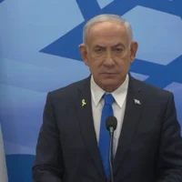 Le Premier ministre Benjamin Netanyahu prononce une déclaration enregistrée, le 19 avril 2025. (Crédit : cabinet du Premier ministre/capture d'écran)