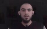 L'otage Rom Braslavski s'exprimant dans une vidéo de propagande dont la diffusion a été autorisée par sa famille le 22 avril 2025. (Crédit : Capture d'écran/X)