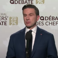 Pierre Poilievre, chef du Parti conservateur du Canada (PCC), répond aux questions des journalistes à l'issue d'un débat entre les chefs de partis dans le cadre des élections fédérales de 2025, à la Maison de Radio-Canada, à Montréal, au Canada, le 16 avril 2025. (Capture d'écran Youtube / Radio-Canada Info / utilisée conformément à l'article 27a de la loi sur le droit d'auteur)