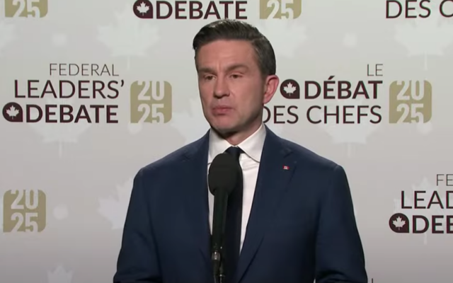 Pierre Poilievre, chef du Parti conservateur du Canada (PCC), répond aux questions des journalistes à l'issue d'un débat entre les chefs de partis dans le cadre des élections fédérales de 2025, à la Maison de Radio-Canada, à Montréal, au Canada, le 16 avril 2025. (Capture d'écran Youtube / Radio-Canada Info / utilisée conformément à l'article 27a de la loi sur le droit d'auteur)
