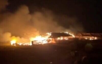 Terres agricoles incendiées par des résidents d’implantations, dans le village palestinien de Bardala, le 23 avril 2025. (Crédit : Capture d'écran/X)