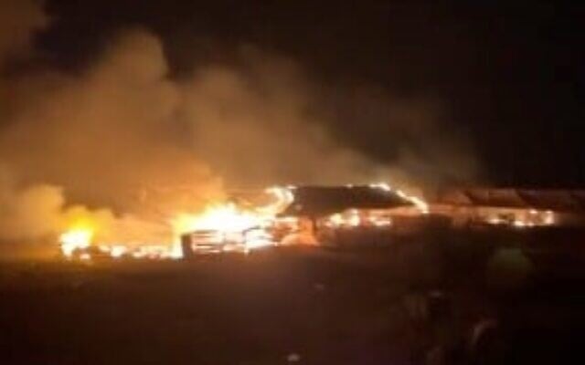 Terres agricoles incendiées par des résidents d’implantations, dans le village palestinien de Bardala, le 23 avril 2025. (Crédit : Capture d'écran/X)