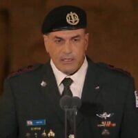 Le chef d'état-major de Tsahal, le lieutenant général Eyal Zamir, prend la parole lors de la cérémonie du Jour du Souvenir devant le mur Occidental, dans la Vieille ville de Jérusalem, le 29 avril 2025. (Capture d'écran)