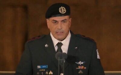 Le chef d’état-major de Tsahal, le général Eyal Zamir, assiste à une cérémonie organisée à l’occasion du Yom Hazikaron en hommage aux soldats israéliens tombés au combat et aux victimes du terrorisme, au mur Occidental dans la Vieille Ville de Jérusalem, le 29 avril 2025. (Crédit : Capture d'écran)
